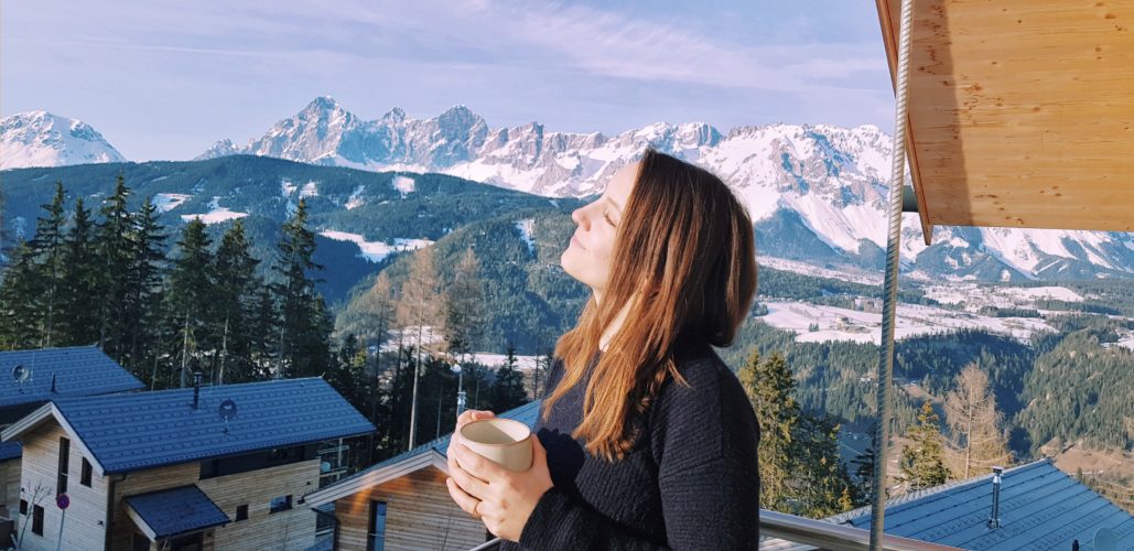 Kaffee genießen in der Sonne mit Blick auf die Berge